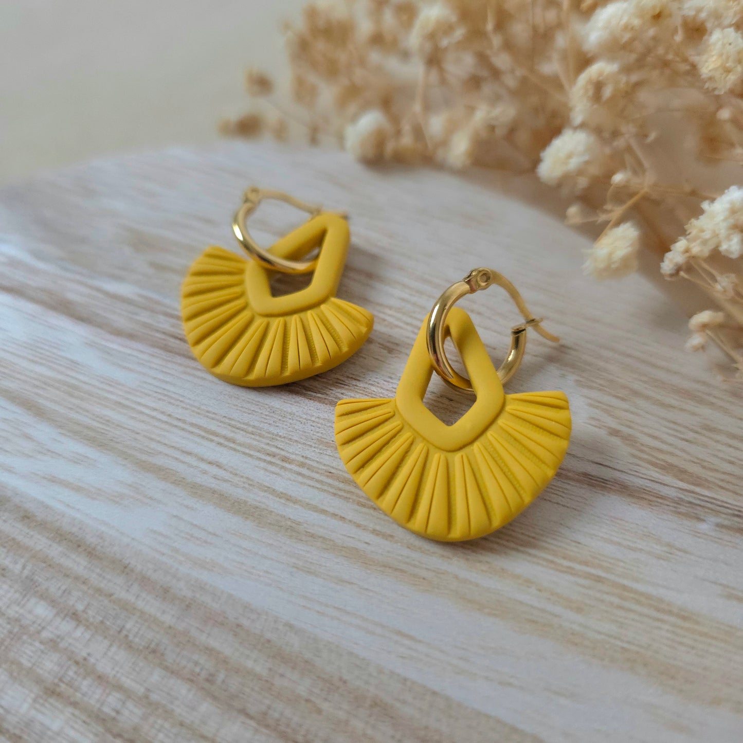 Rumeni makrame uhani