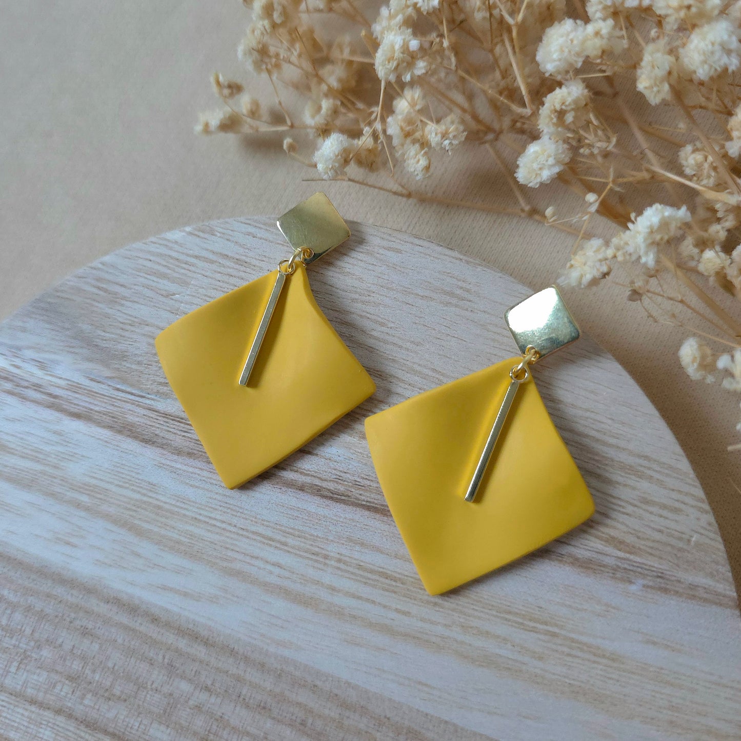 Rumeni in zlati viseči uhani