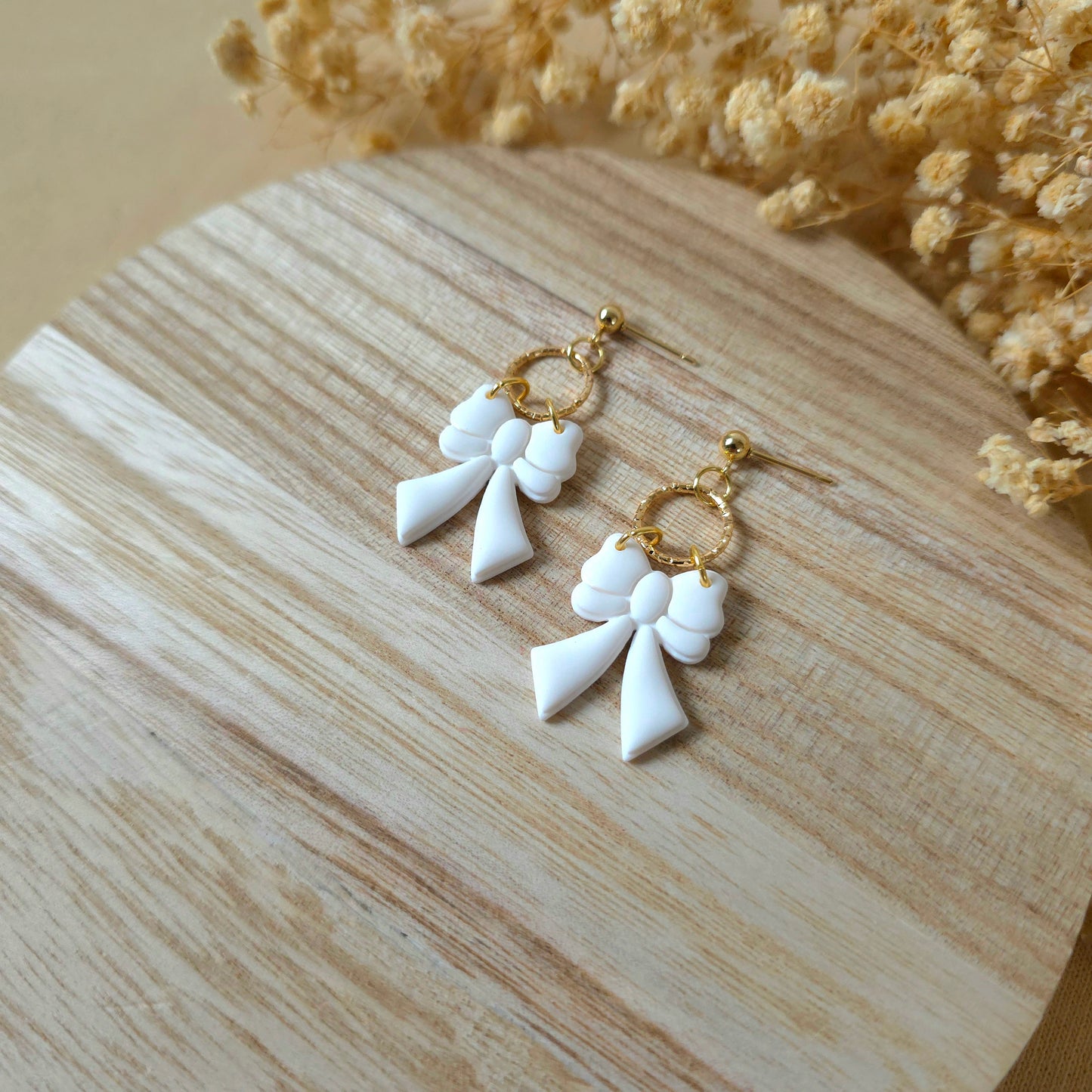 Viseči uhani bela pentlja