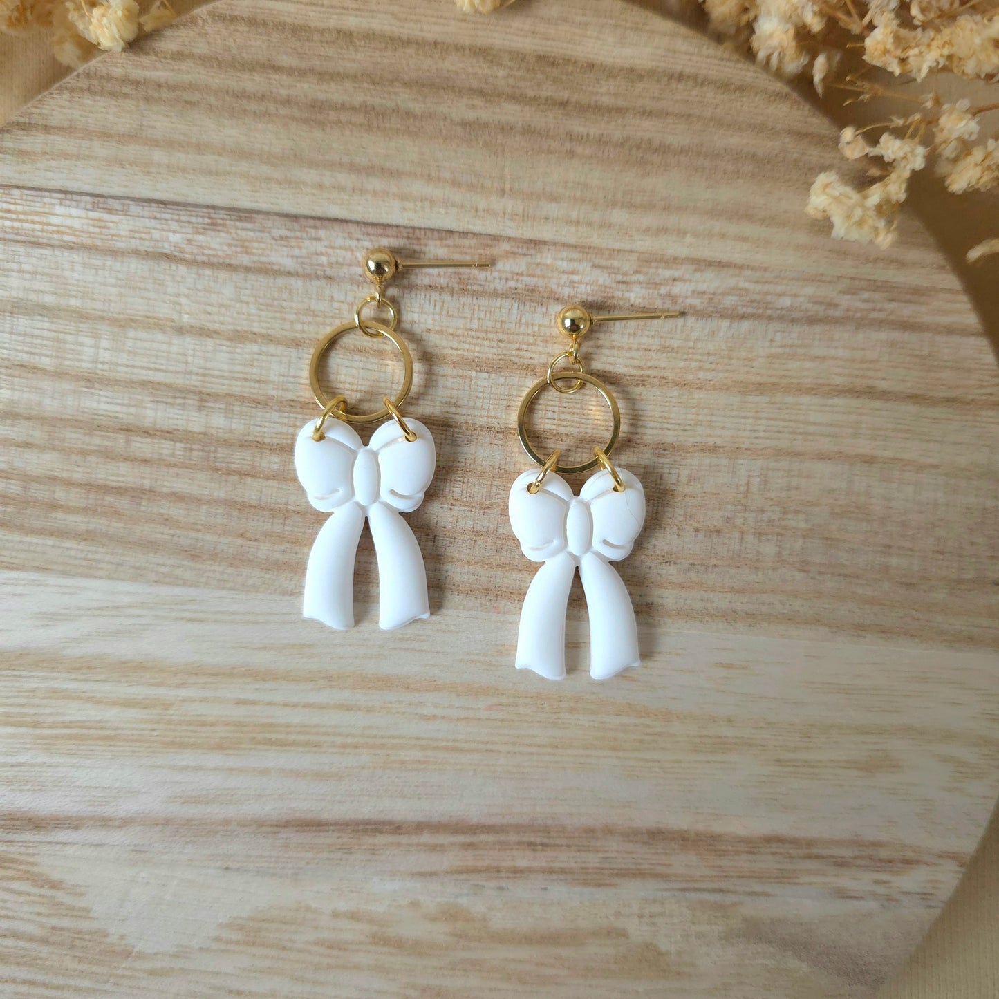 Viseči uhani bela pentlja