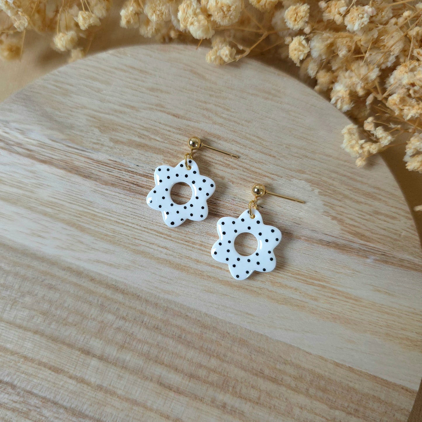 Bele pikčaste donut rožice