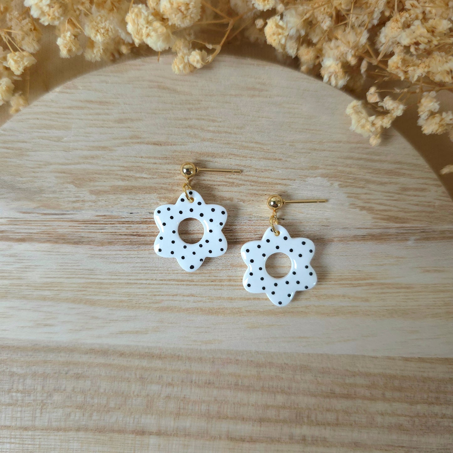 Bele pikčaste donut rožice