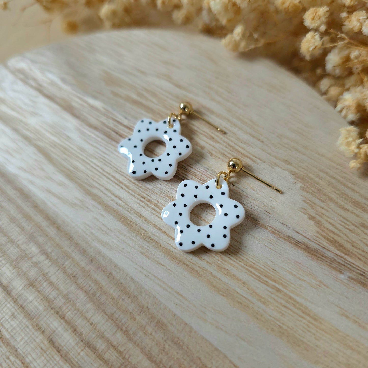 Bele pikčaste donut rožice