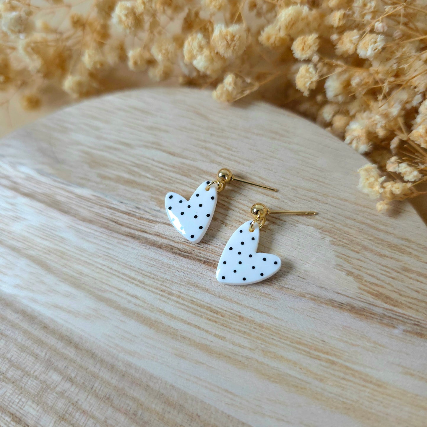 Asimetrični pikčasti beli srčki