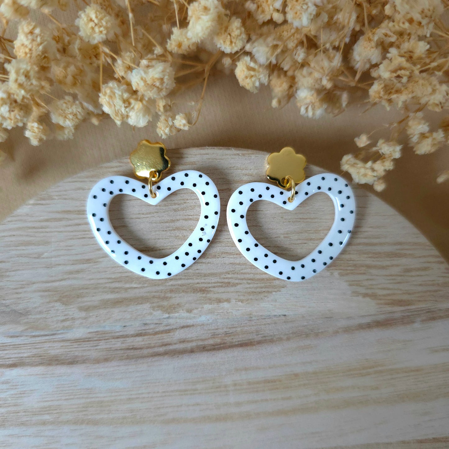 Beli široki viseči pikčasti srčki