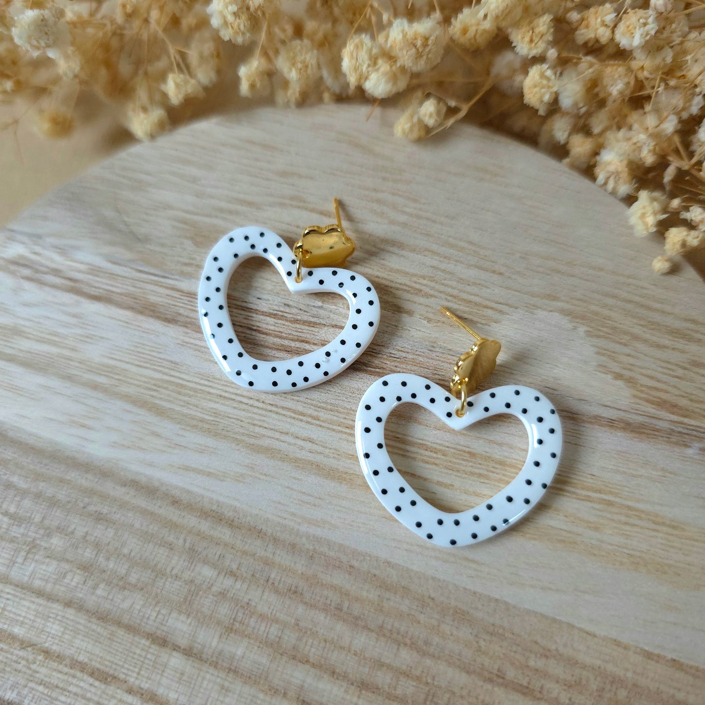 Beli široki viseči pikčasti srčki