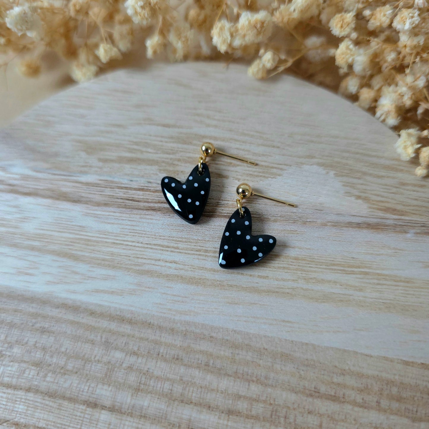 Asimetrična pikčasti črni srčki