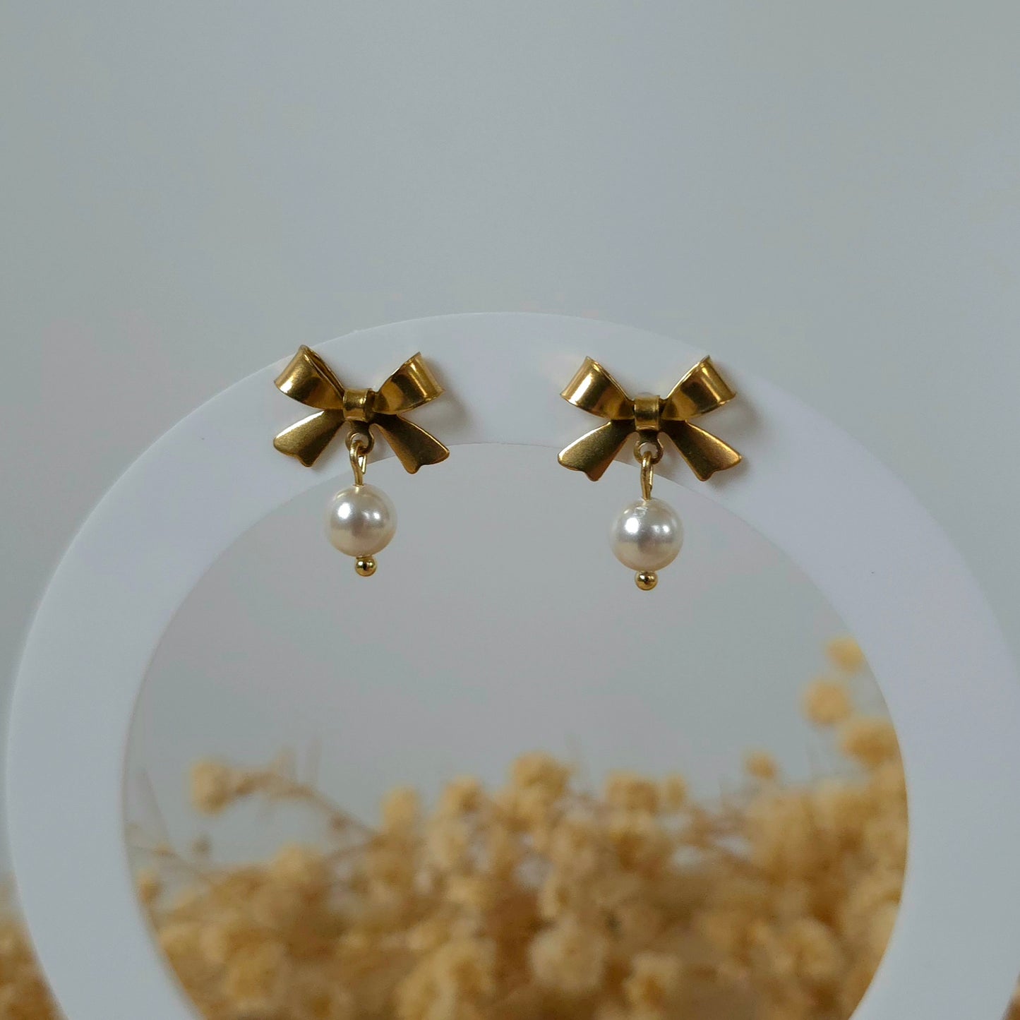 Golden bow and mini pearl earrings