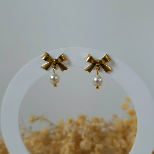 Golden bow and mini pearl earrings