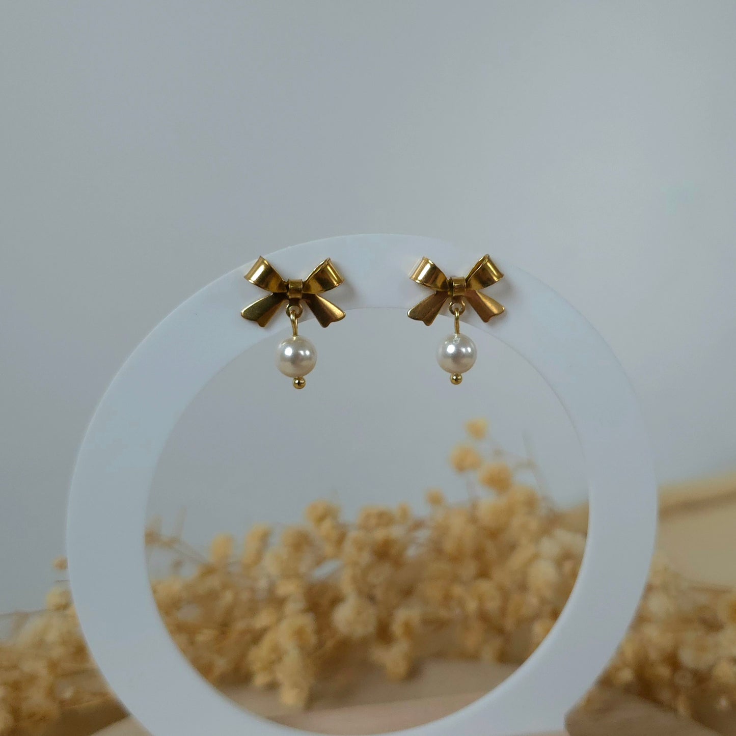 Golden bow and mini pearl earrings